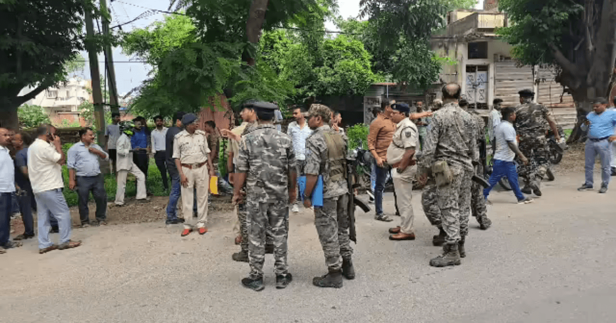 चतरा :  SP आवास के सामने दिनदहाड़े फायरिंग, प्राइवेट गार्ड की मौत, पुलिस जवान हिरासत में