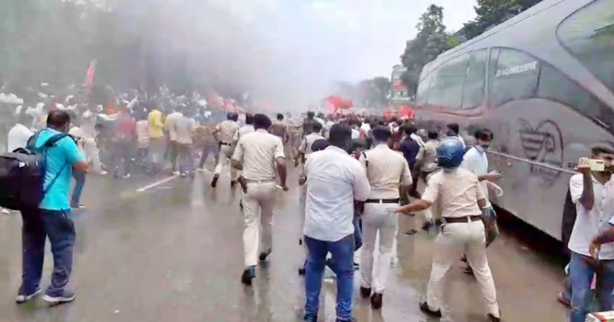 NEET Protest: पटना में बवाल! राजभवन मार्च के लिए निकले छात्रों पर लाठीचार्ज; आंसू गैस, वॉटर कैनन से रोका मार्च… Video देखिए