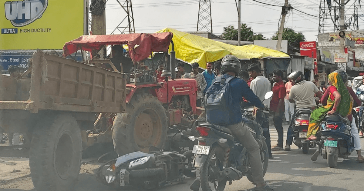 Ranchi News: कांके में बेकाबू ट्रैक्टर ने कई वाहनों को मारी टक्कर, 3 गाड़ियां क्षतिग्रस्त