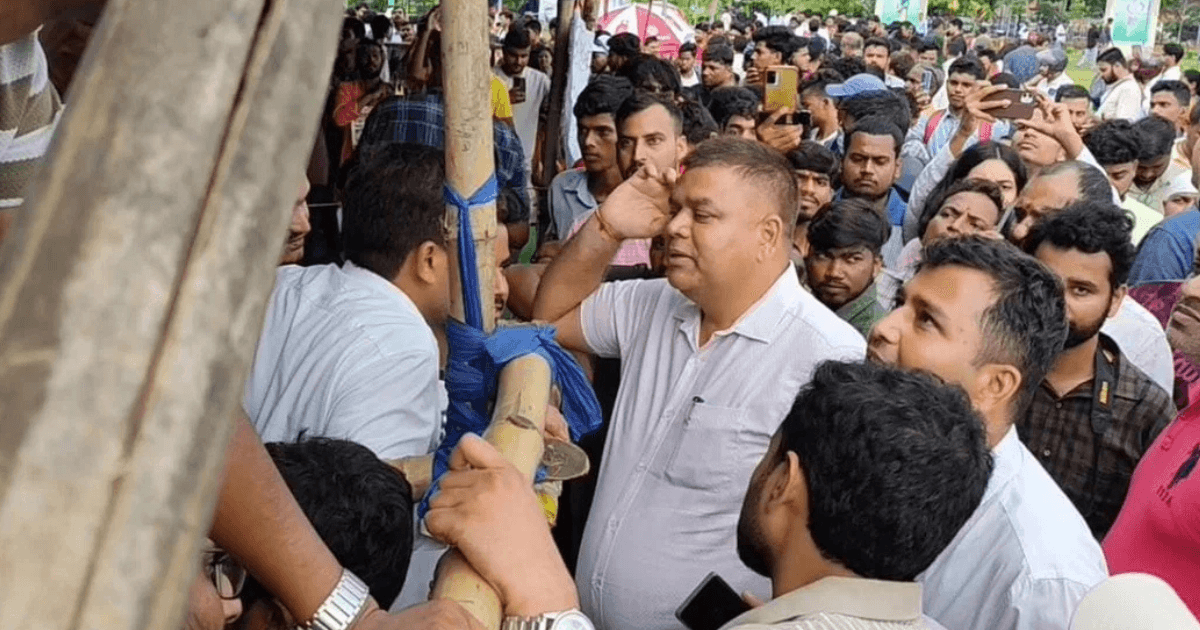 JPSC-JSSC आंदोलन: छात्रों से वार्ता करेगी सरकार, प्रस्ताव लेकर जयपाल सिंह मुंडा स्टेडियम पहुंचे SDO और ADM