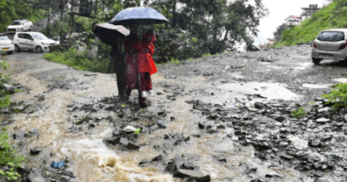 हिमाचल में बारिश का कहर: 145 सड़कें बंद, 224 ट्रांसफार्मर ठप, मानसून में अब तक 142 मौतें