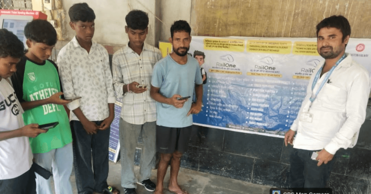 तीनपहाड़ स्टेशन पर यात्रियों को बताया गया RailOne App का आसान तरीका