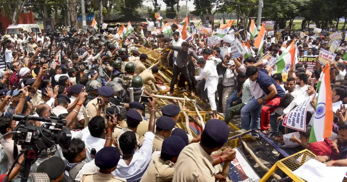 दारोगा भर्ती परीक्षा में देरी से नाराज छात्र, पटना में बैरिकेडिंग तोड़कर किया प्रदर्शन