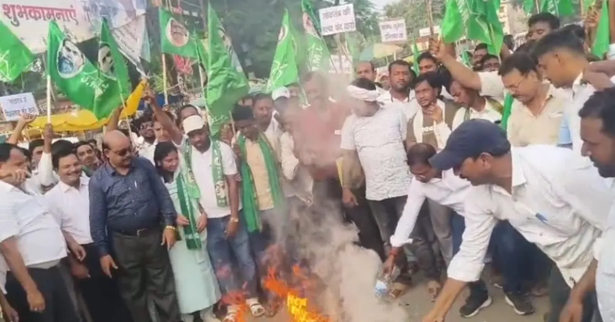 ‘ज्ञानेश कुमार गद्दी छोड़ो’, साहिबगंज में झामुमो का प्रदर्शन, फूंका CEC का पुतला