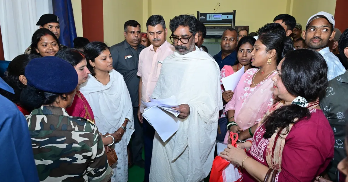 रूपी सोरेन के श्राद्धकर्म के बीच जनसेवा में जुटे मुख्यमंत्री हेमंत सोरेन, नेमरा में सुनीं लोगों की समस्याएं
