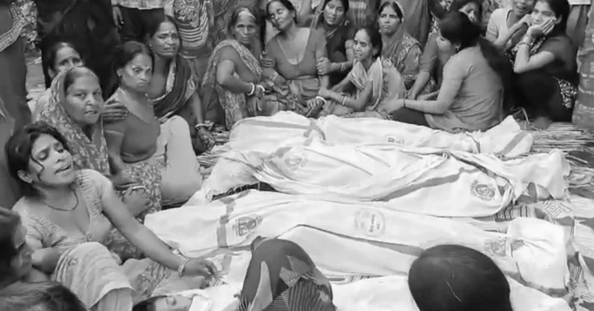 वैशाली नाव हादसा: एक ही परिवार के 13 बच्चों की मौत, मां की चीख से दहला राघोपुर, डीएम से लिपटकर रोए परिजन