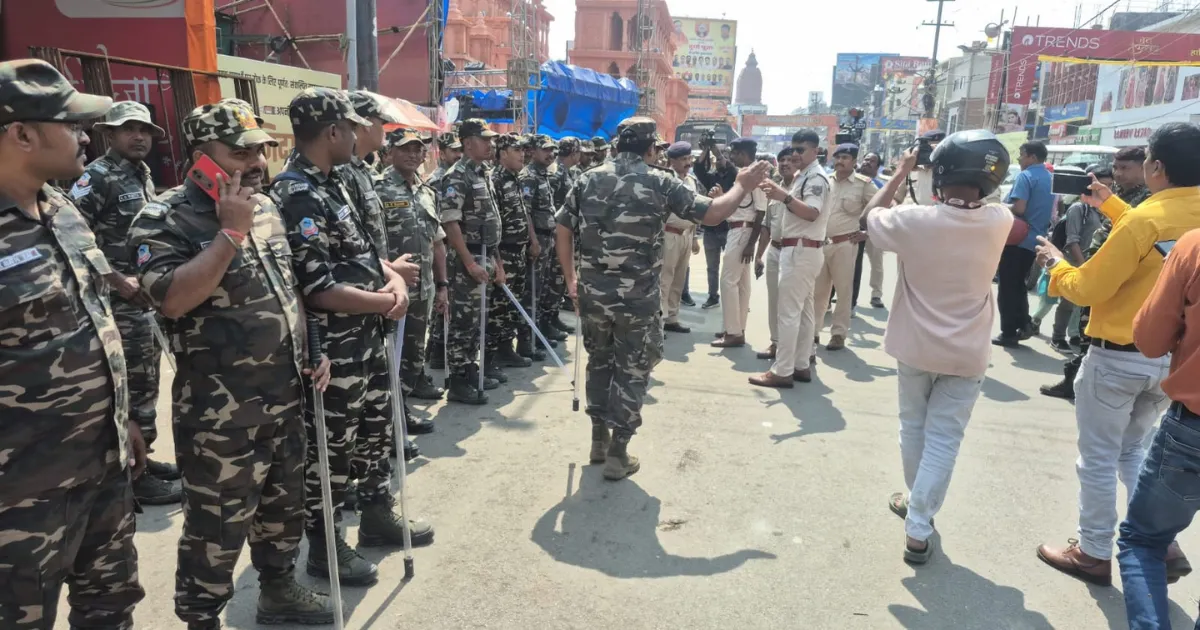 दुर्गा पूजा को लेकर रांची पुलिस अलर्ट, फिरायालाल चौक से सुजाता चौक तक निकाला फ्लैग मार्च