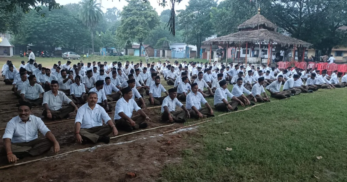 देवघर में विजयादशमी पर RSS का पथ संचलन, शताब्दी वर्ष में दिखी स्वयंसेवकों की सहभागिता