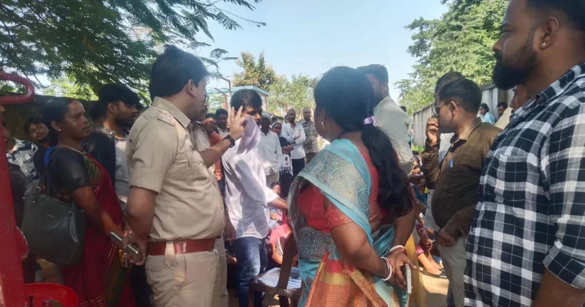 बुढ़मू कस्तूरबा विद्यालय में छात्राओं का हंगामा, अकाउंटेंट पर छेड़छाड़ का आरोप