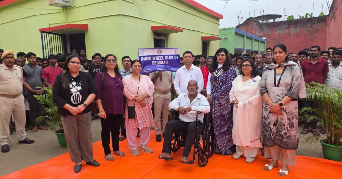 वृद्ध और बीमार बंदियों की राह होगी आसान, इनर व्हील क्लब ने देवघर जेल को दी व्हीलचेयर