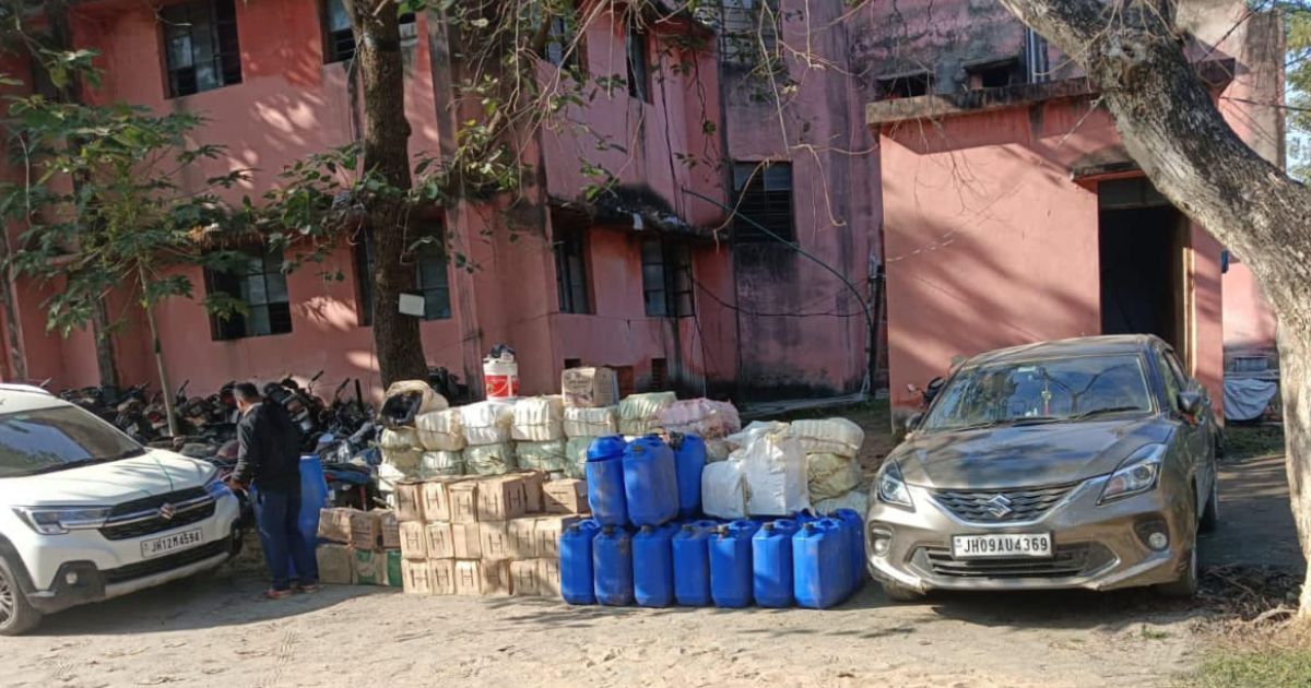 पांकी में अवैध शराब फैक्ट्री का भंडाफोड़, 4 तस्कर गिरफ्तार, 28 पेटी नकली शराब जब्त