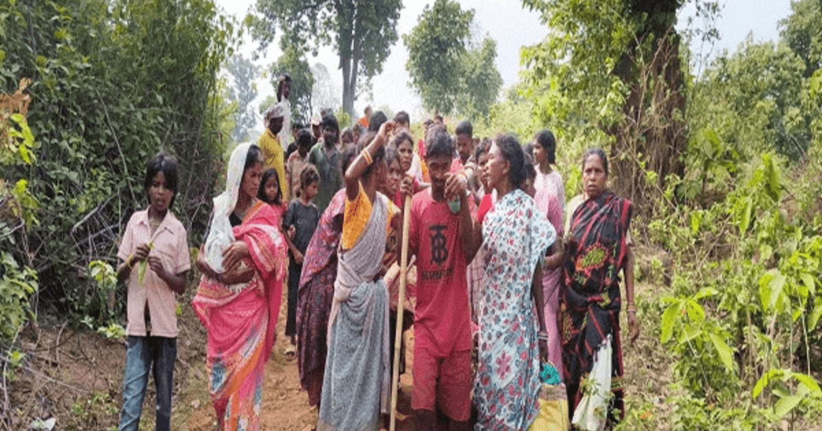 गिरिडीह: सड़क नहीं होने से खाट बनी एंबुलेंस, गर्भवती महिला को 4 KM पैदल ले गए परिजन