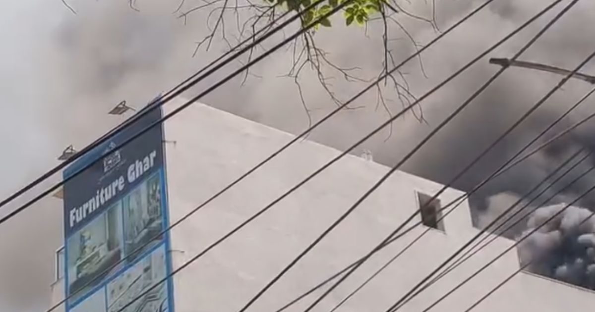 हजारीबाग में फर्नीचर शोरूम में भीषण आग, इलाके में मची अफरा-तफरी