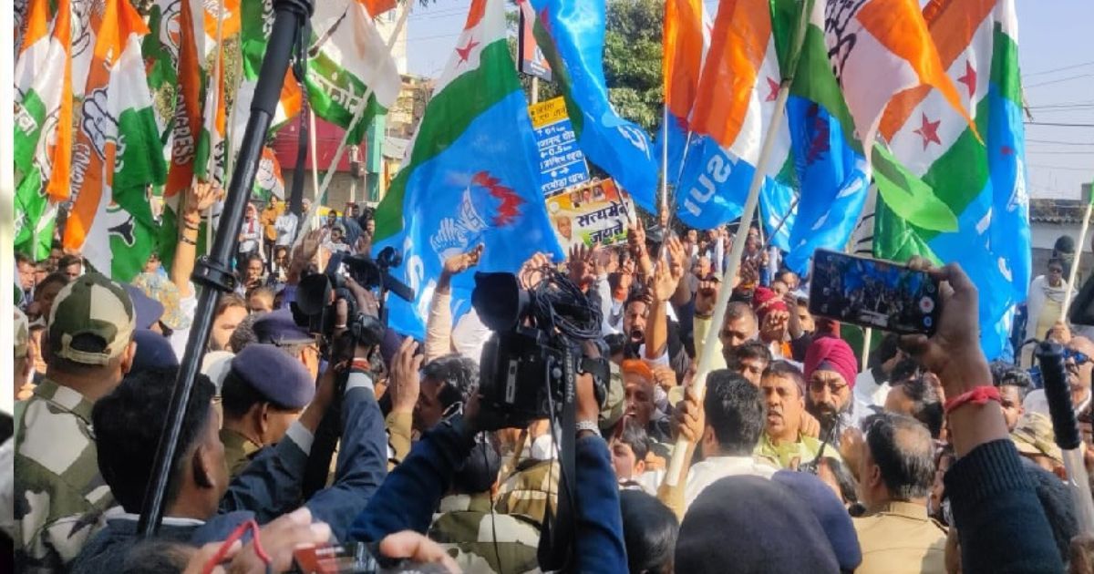 बीजेपी कार्यालय घेरने पहुंची कांग्रेस, बैरिकेड तोड़ने पर पुलिस से धक्का-मुक्की