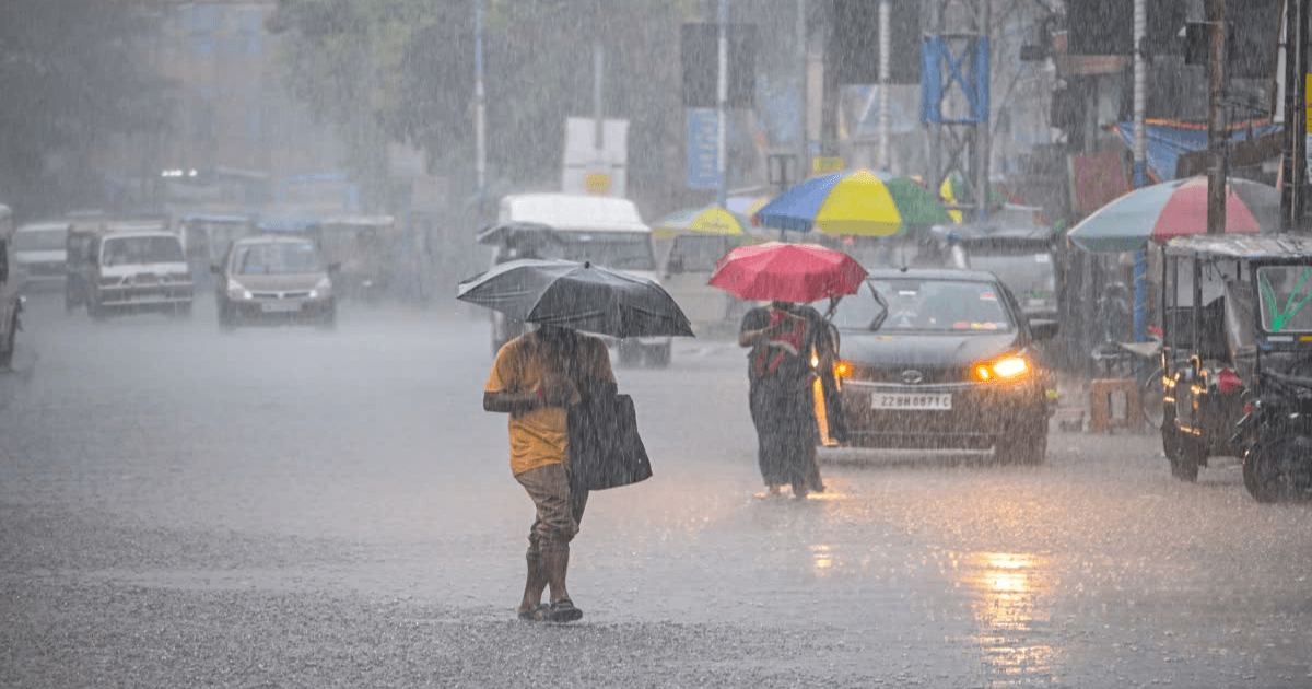 Jharkhand Weather: झारखंड के कई जिलों में भारी बारिश का अलर्ट, 40 किमी प्रति घंटे की रफ्तार से चलेंगी हवाएं