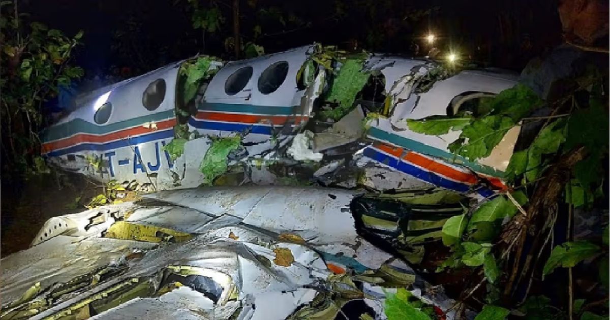 अक्षय कुमार की रेडबर्ड एयरवेज की उड़ान VT-AJV क्रैश, 25 मिनट की फ्लाइट में क्या हुआ—जांच में चौंकाने वाले एंगल