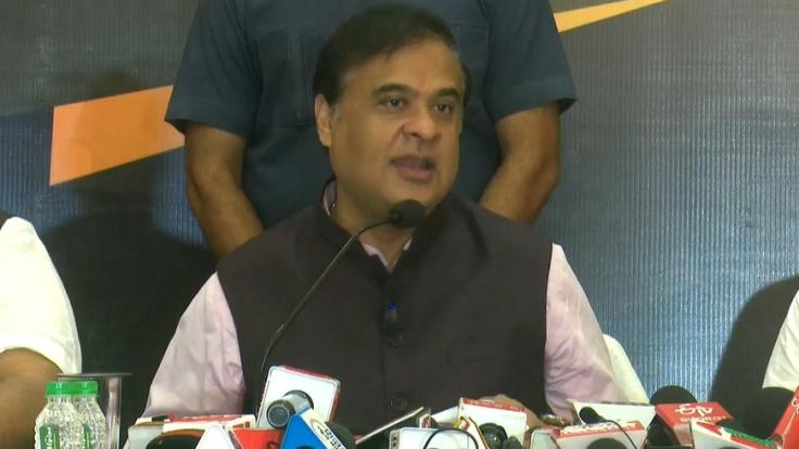 असम के सीएम की झारखंड के डीजीपी को चेतावनी, कहा : कानून सिखा देंगे, लिमिट में तेल लगाइये