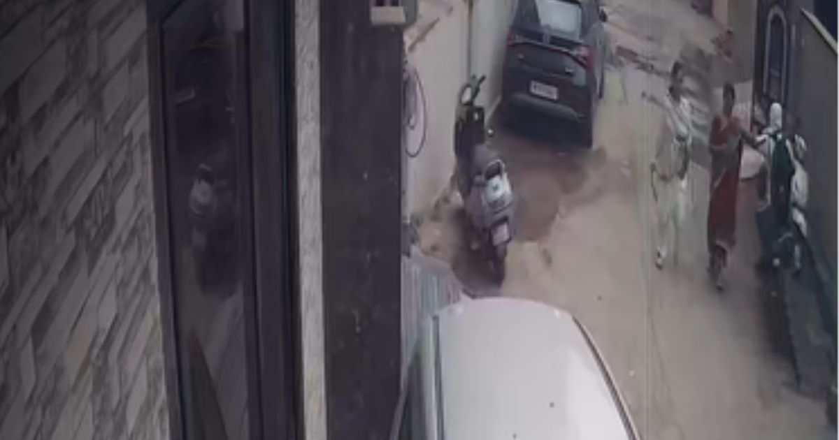 VIDEO: मंदिर से लौट रही महिला से लूट, गले से चेन छीनकर भागा बाइक सवार