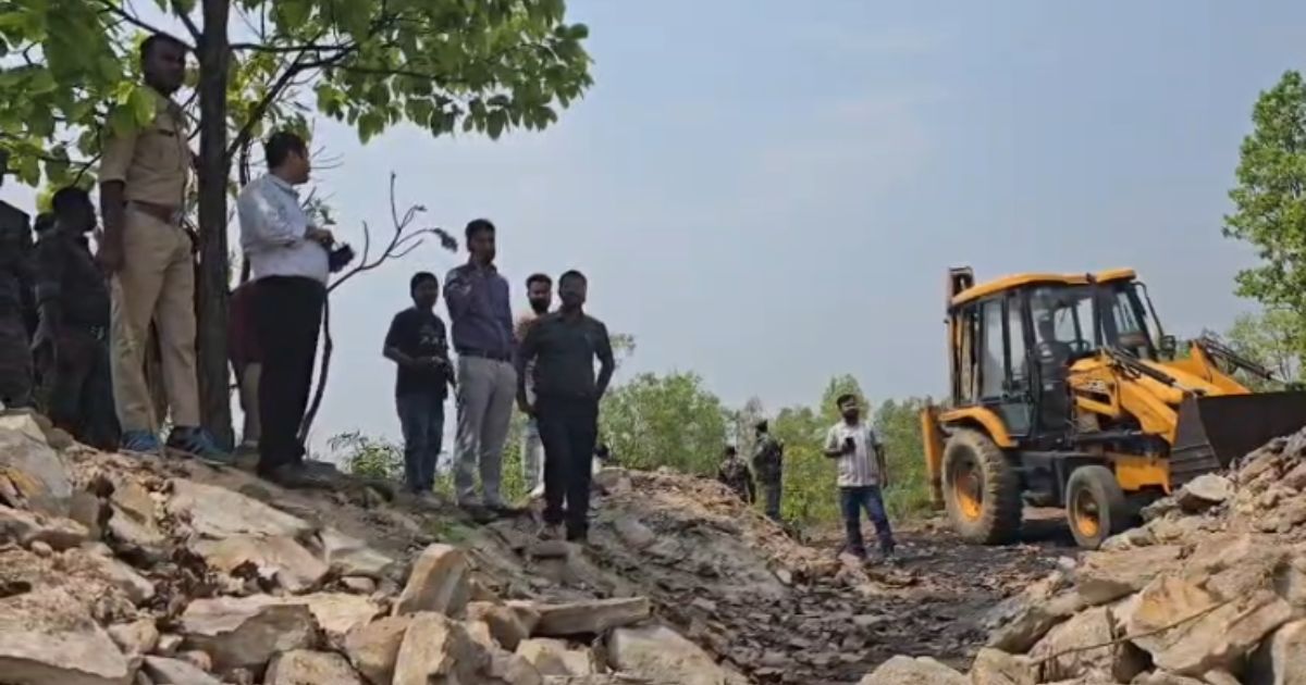 शिकारीपाड़ा में फिर चला बुलडोजर, अवैध खनन पर प्रशासन सख्त