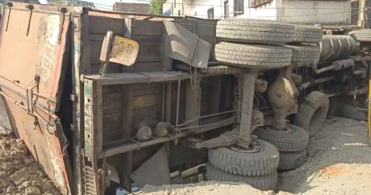 गिरिडीह: निर्माणाधीन नाले में फंसा बीयर लदा कंटेनर पलटा, ठेकेदार पर लापरवाही के आरोप