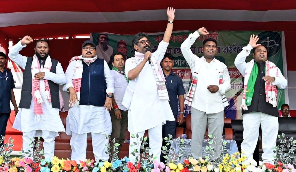 असम की धरती पर सीएम हेमंत सोरेन का बीजेपी पर तीखा हमला: विष्णुगढ़ कांड में 'चेहरा' बेनकाब, बच्ची का हत्यारा बीजेपी से जुड़ा!