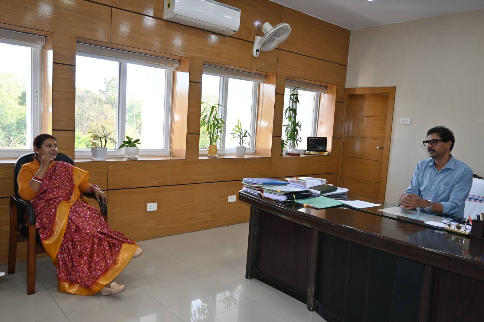 विधायक-आईएएस मुलाकात पर बवाल, सुनील कुमार के रवैये को लेकर सियासत गरम, मरांडी का हमला