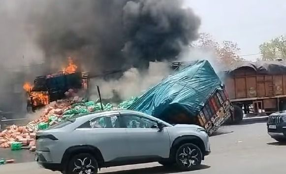 हजारीबाग के पद्मा में भीषण सड़क हादसा, ट्रेलर-ट्रक टक्कर के बाद लगी भीषण आग