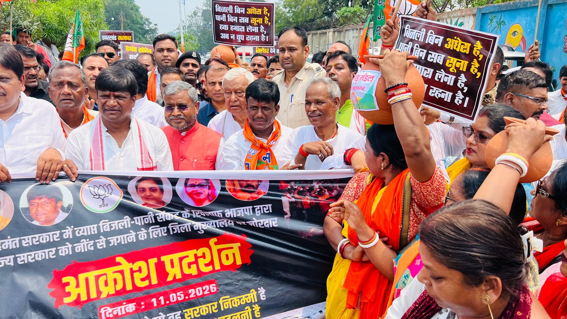 बराकर-दामोदर के बीच भी प्यासा धनबाद! BJP ने DC ऑफिस का किया घेराव