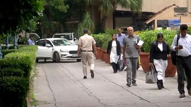 स्वतंत्रता दिवस से एक दिन पहले दिल्ली में बम धमकी से हड़कंप, हाई कोर्ट और एयरपोर्ट समेत कई जगह अलर्ट