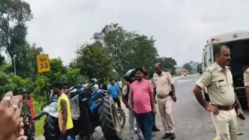 NH-33 पर बड़ा हादसा: सड़क कर्मियों को कंटेनर ने मारी टक्कर, दो की गई जान
